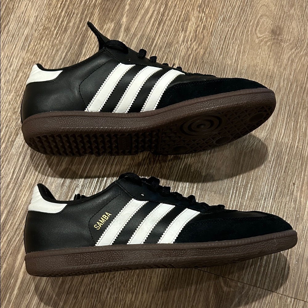 LIKE NEW men’s black adidas sambas